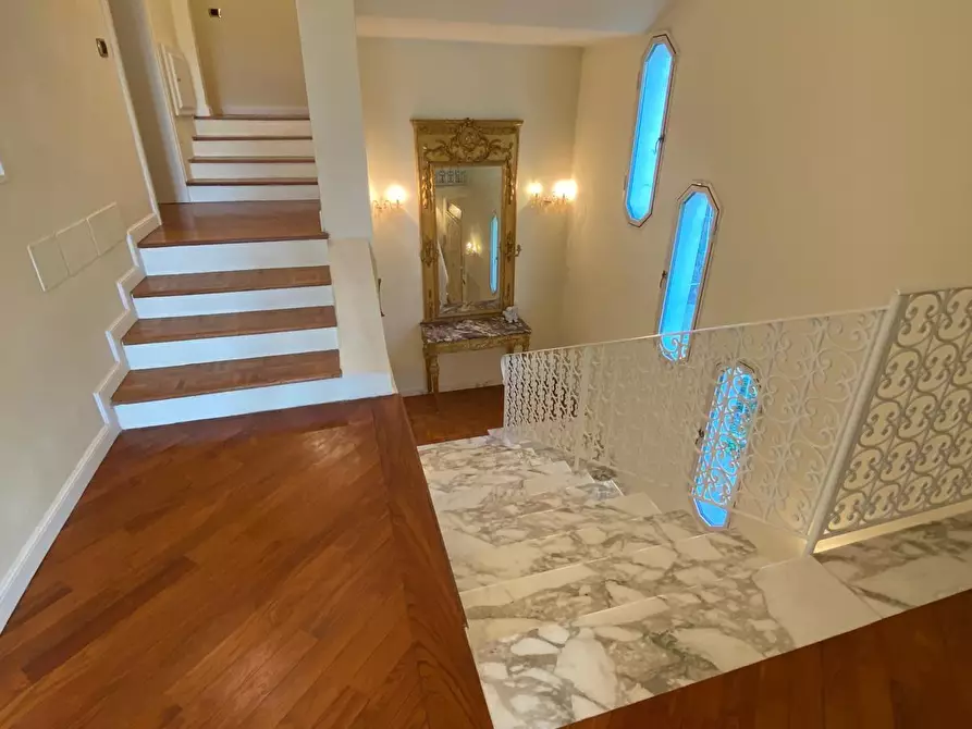 Immagine 2 di Villa in vendita  a San Giuliano Terme