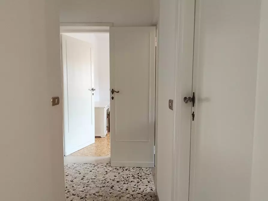 Immagine 16 di Appartamento in vendita  a Lucca