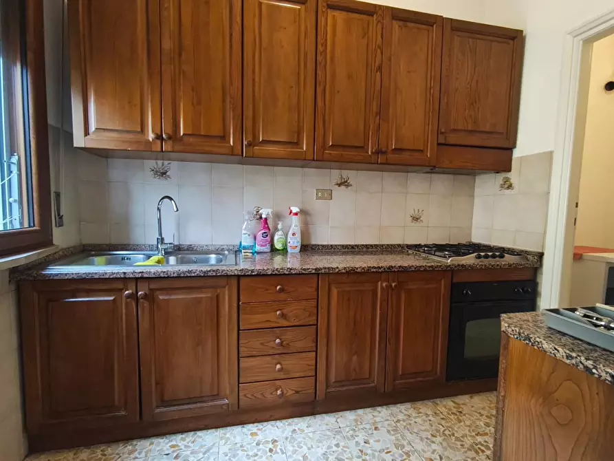 Immagine 2 di Appartamento in vendita  a Lucca