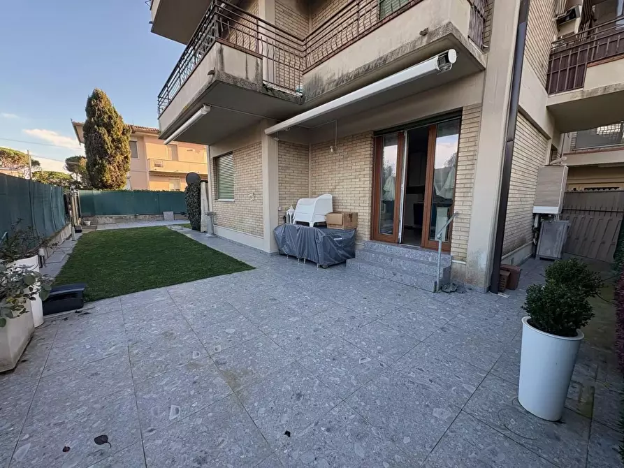 Immagine 1 di Appartamento in vendita  a Montignoso