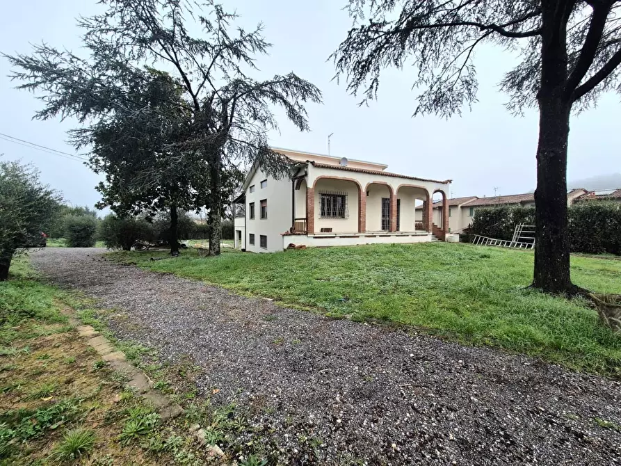 Immagine 1 di Villa in vendita  a Capannori