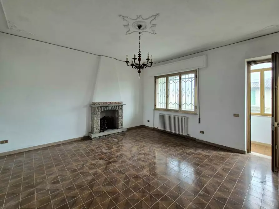 Immagine 10 di Villa in vendita  a Capannori