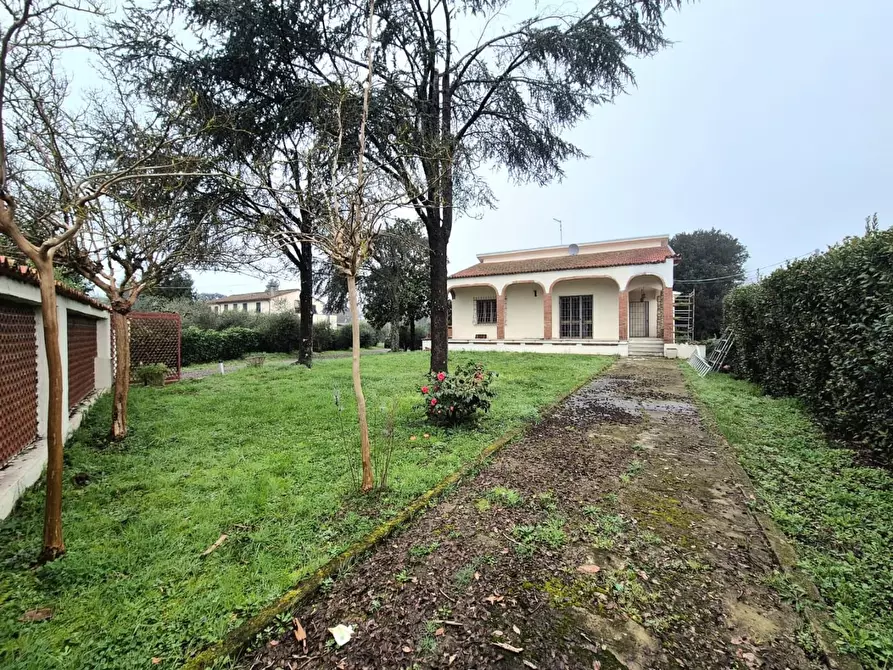 Immagine 2 di Villa in vendita  a Capannori