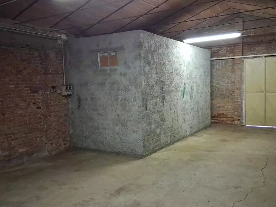 Immagine 5 di Garage in affitto  a Carmignano