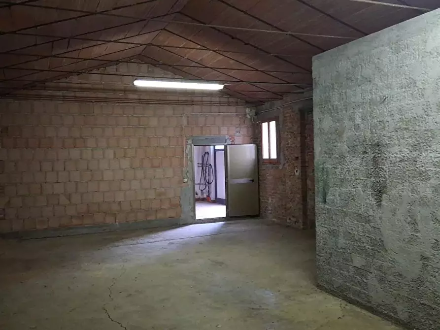 Immagine 3 di Garage in affitto  a Carmignano