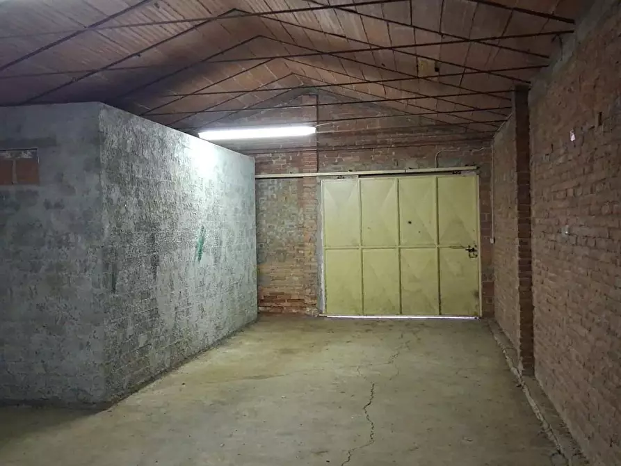 Immagine 6 di Garage in affitto  a Carmignano