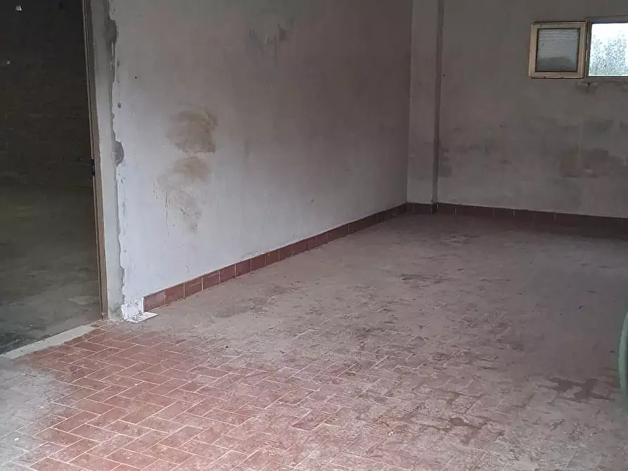 Immagine 2 di Garage in affitto  a Carmignano