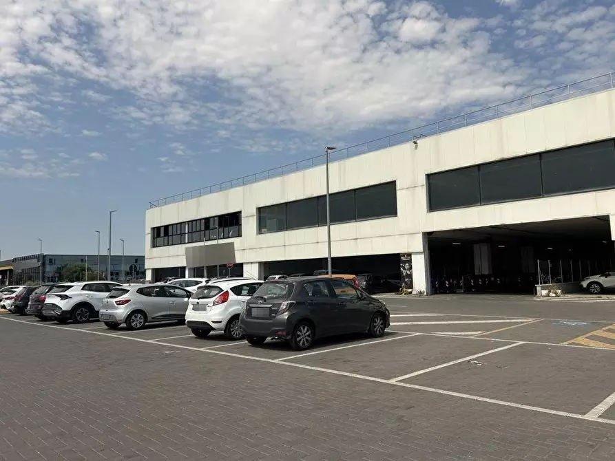 Immagine 1 di Ufficio in vendita  a Cascina