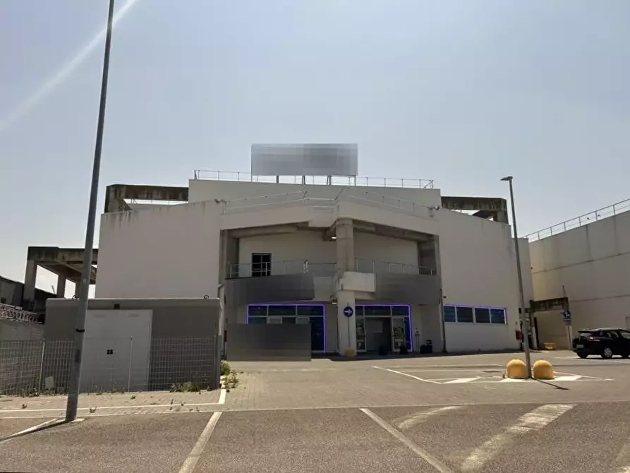 Immagine 1 di Locale commerciale in vendita  a Cascina