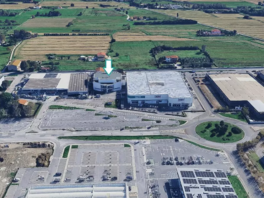 Immagine 2 di Locale commerciale in vendita  a Cascina