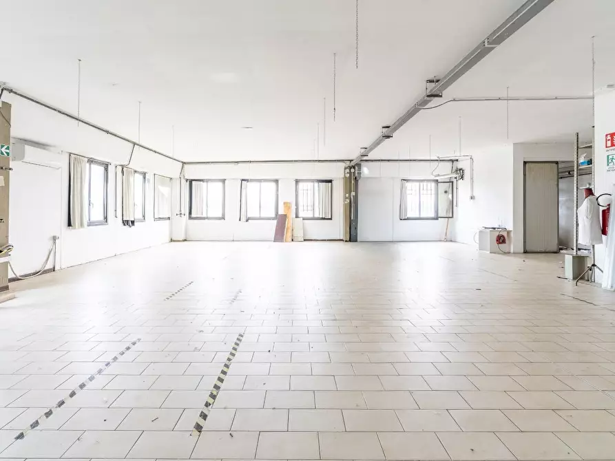 Immagine 1 di Attività artigianale in vendita  a Capraia E Limite