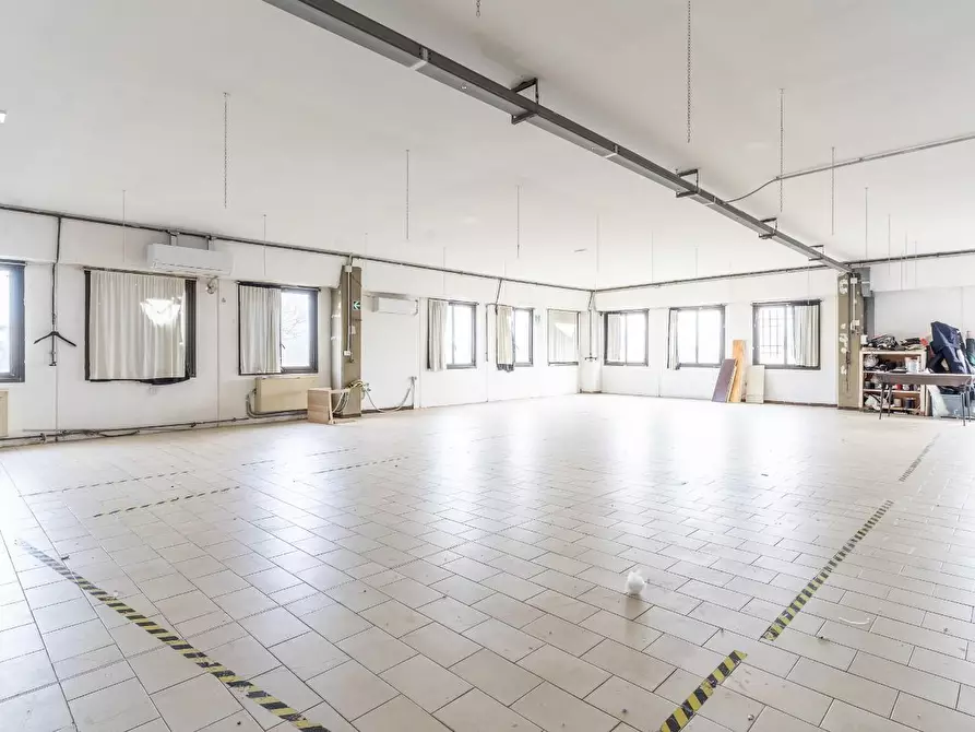 Immagine 2 di Attività artigianale in vendita  a Capraia E Limite