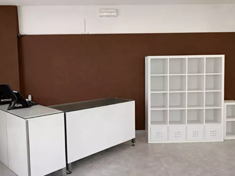 Immagine 3 di Locale commerciale in affitto  a Cascina