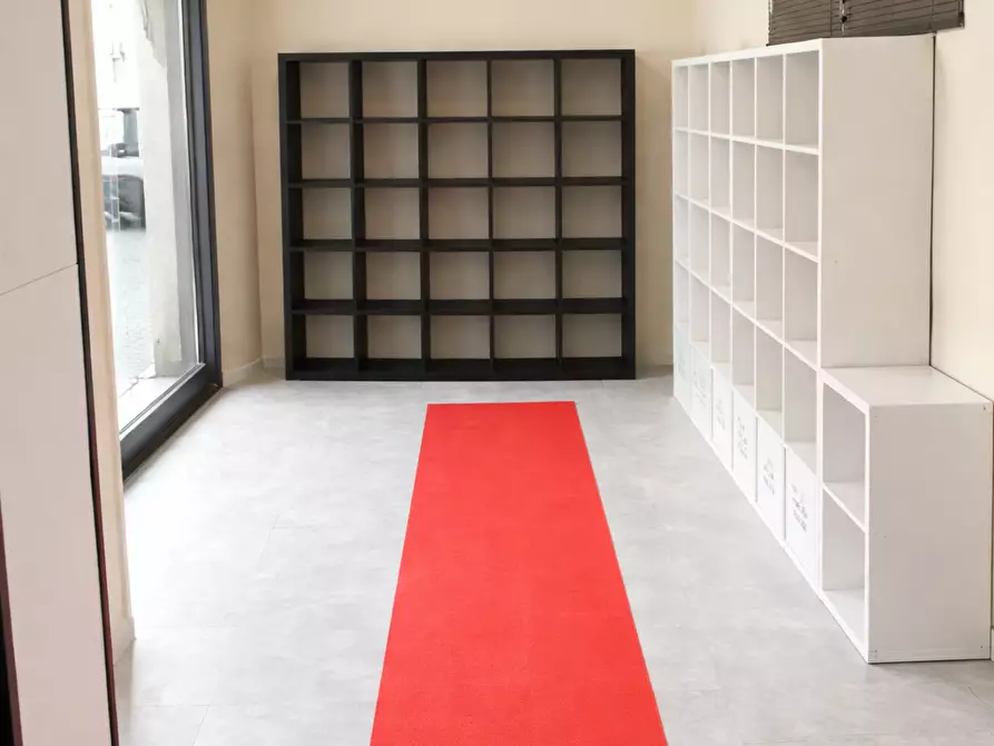 Immagine 7 di Locale commerciale in affitto  a Cascina