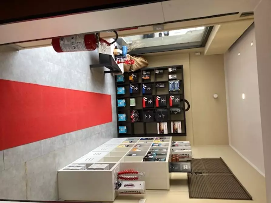 Immagine 2 di Locale commerciale in affitto  a Cascina