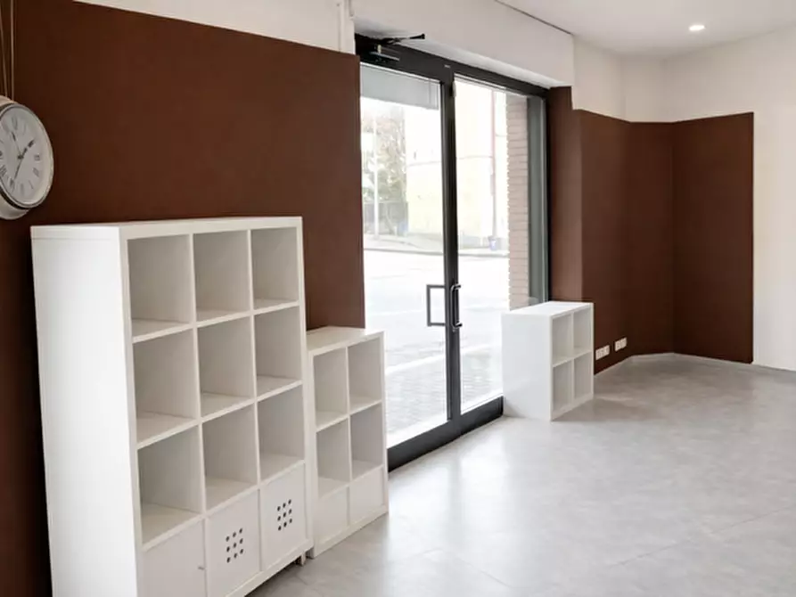 Immagine 1 di Locale commerciale in affitto  a Cascina