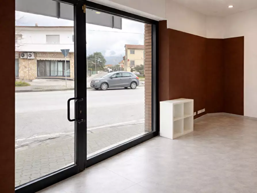 Immagine 2 di Locale commerciale in affitto  a Cascina