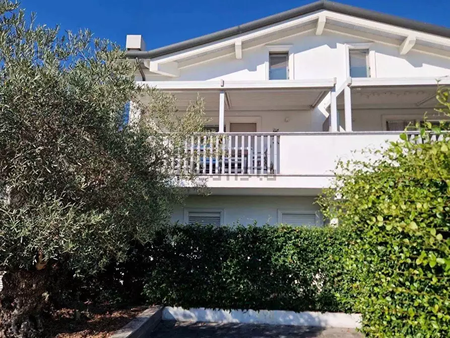 Immagine 1 di Appartamento in vendita  a Montignoso