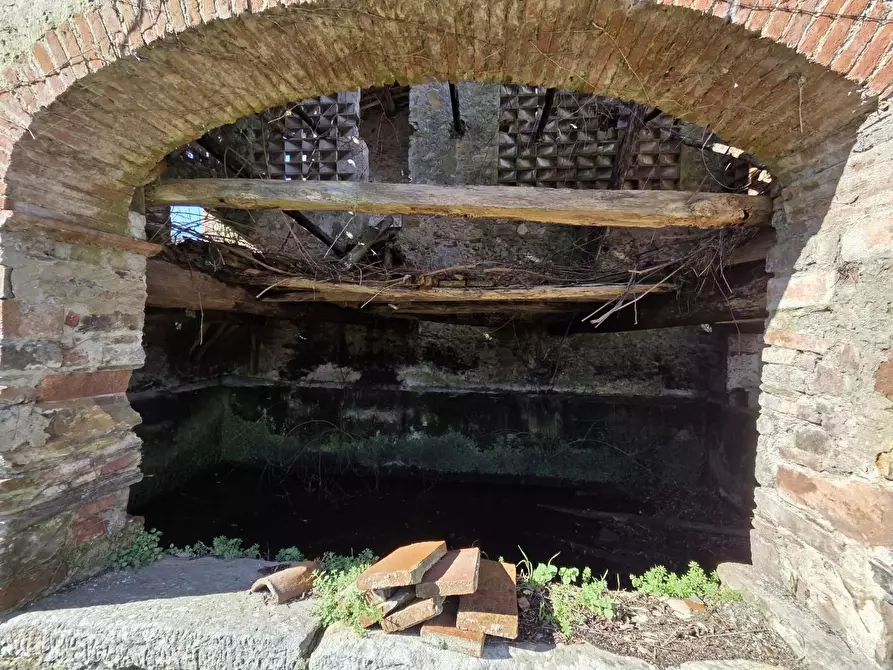 Immagine 8 di Deposito in vendita  a Capannori