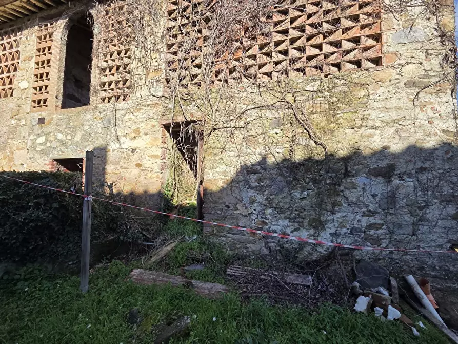 Immagine 19 di Deposito in vendita  a Capannori