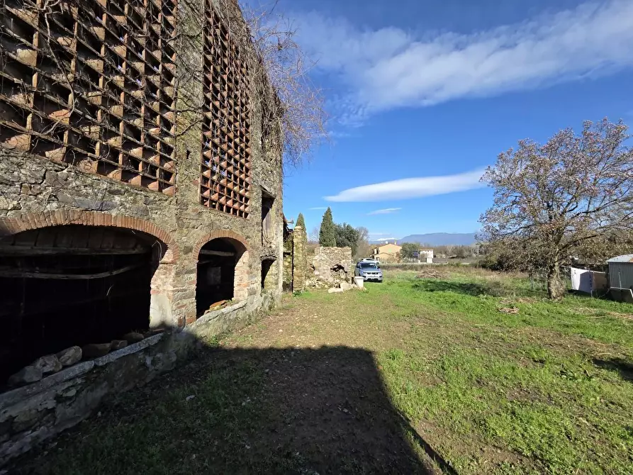 Immagine 15 di Deposito in vendita  a Capannori