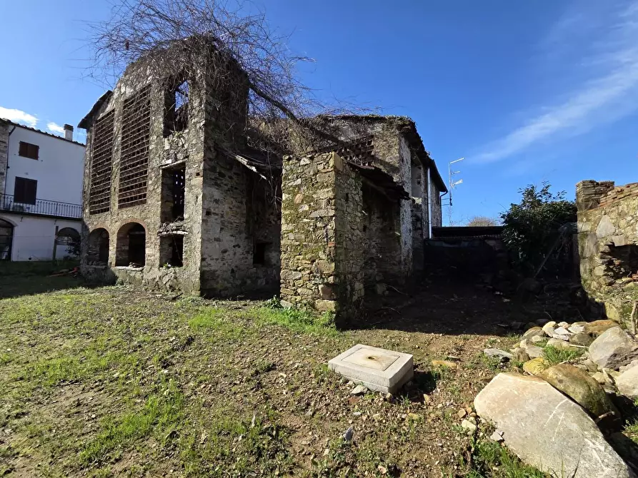 Immagine 1 di Deposito in vendita  a Capannori