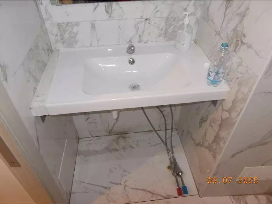 Immagine 10 di Negozio in vendita  a Torino