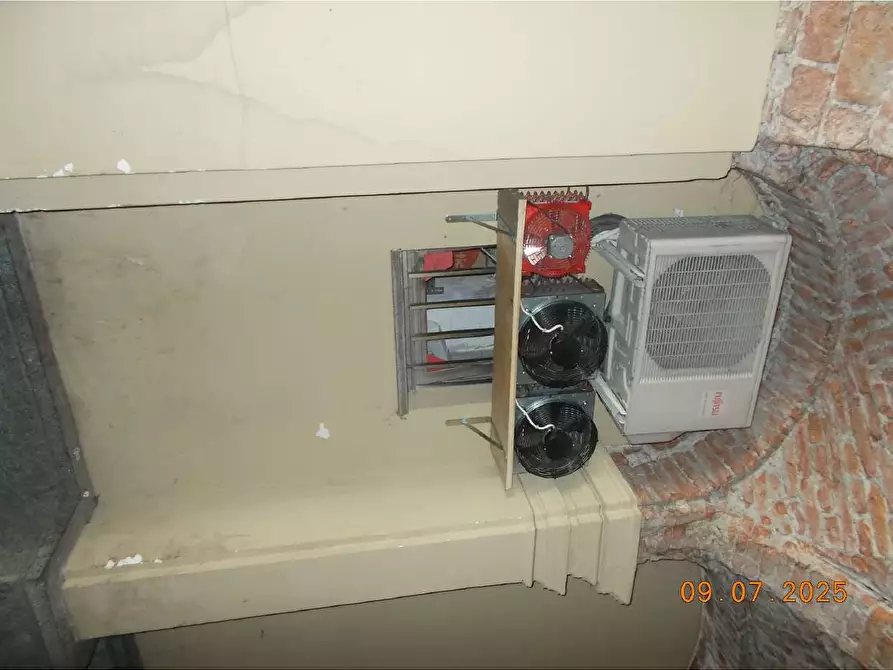 Immagine 15 di Negozio in vendita  a Torino