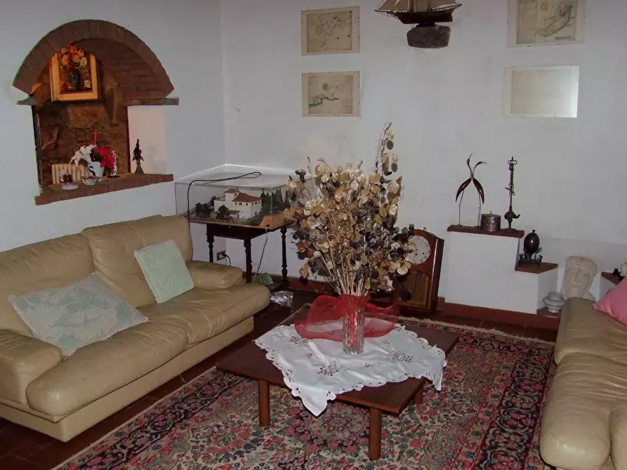 Immagine 10 di Casa colonica in vendita  a Rufina