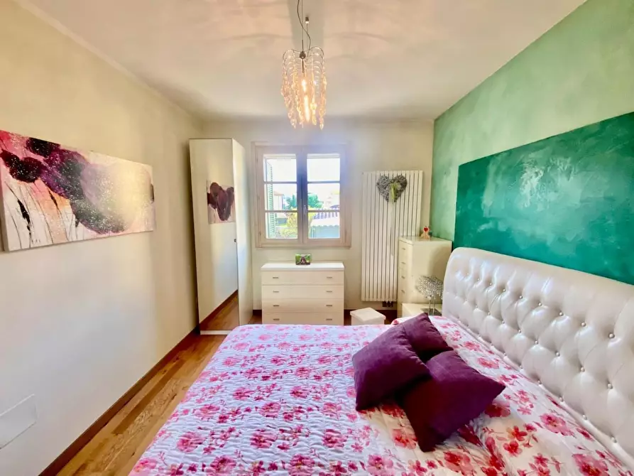 Immagine 8 di Appartamento in vendita  a Lucca