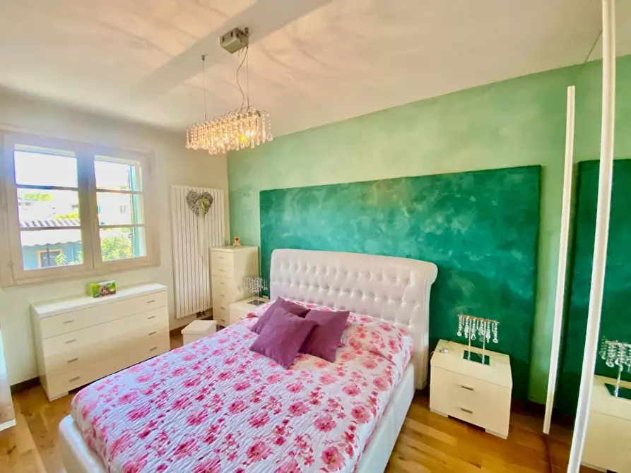 Immagine 12 di Appartamento in vendita  a Lucca