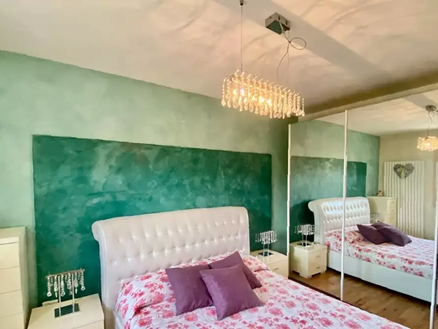 Immagine 10 di Appartamento in vendita  a Lucca