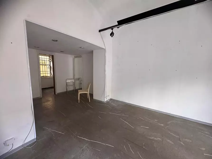 Immagine 4 di Locale commerciale in affitto  a Siena