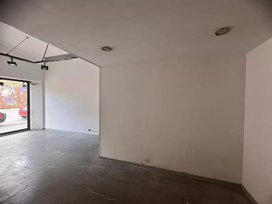 Immagine 2 di Locale commerciale in affitto  a Siena