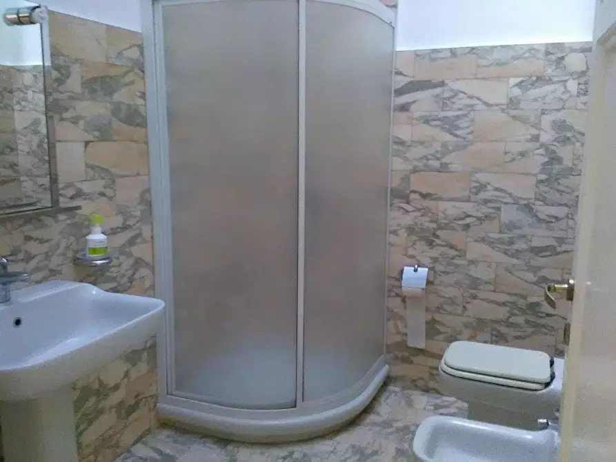 Immagine 22 di Ufficio in affitto  a Viareggio