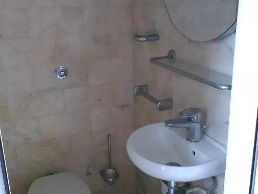 Immagine 14 di Ufficio in affitto  a Viareggio