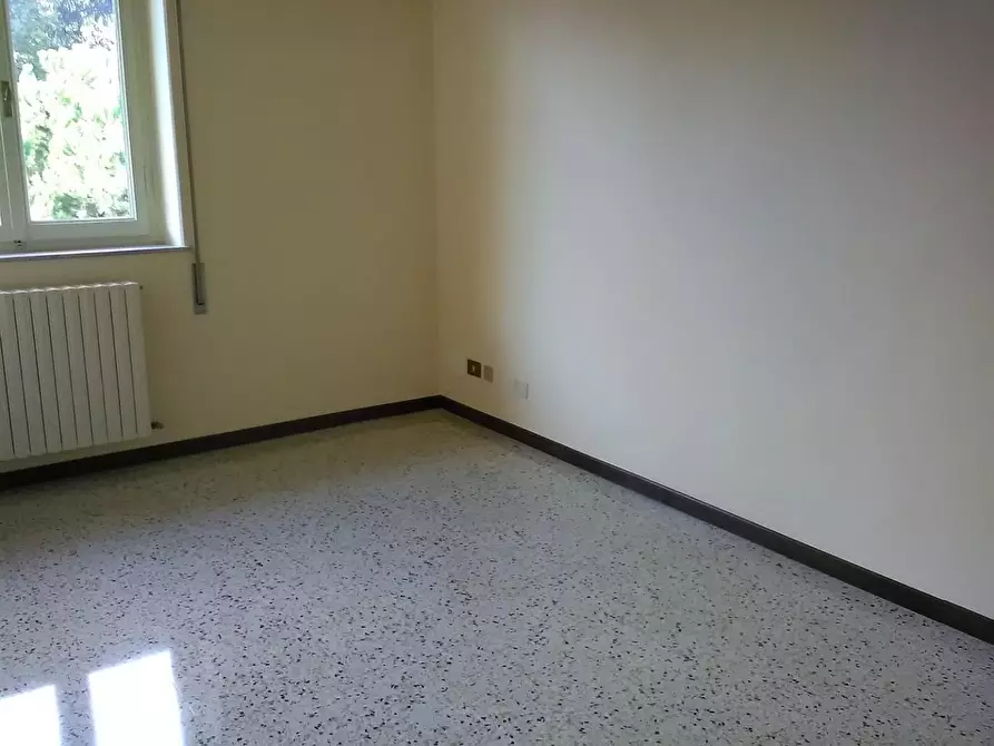 Immagine 40 di Ufficio in affitto  a Viareggio