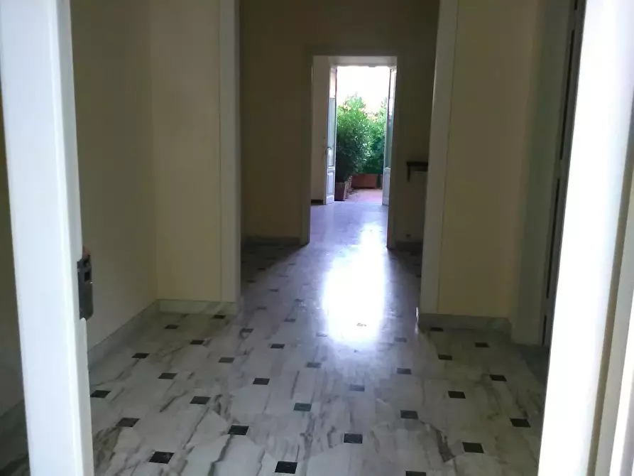 Immagine 2 di Ufficio in affitto  a Viareggio