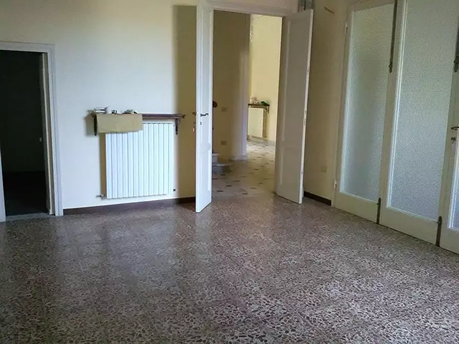 Immagine 15 di Ufficio in affitto  a Viareggio