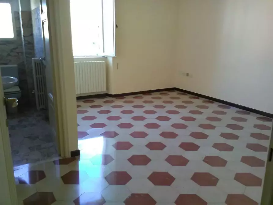 Immagine 36 di Ufficio in affitto  a Viareggio