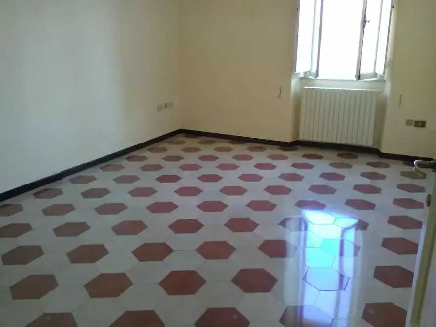 Immagine 35 di Ufficio in affitto  a Viareggio