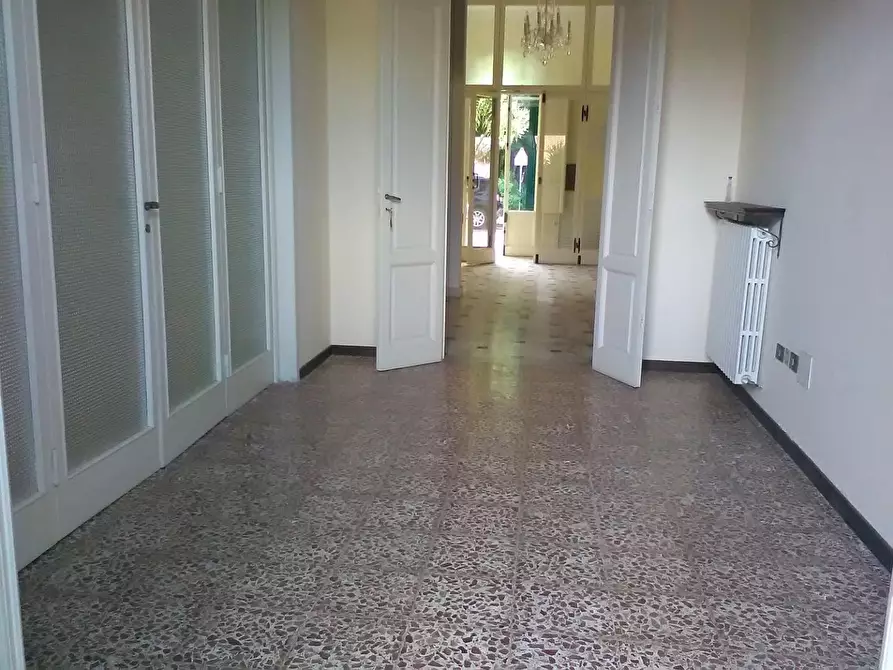 Immagine 11 di Ufficio in affitto  a Viareggio