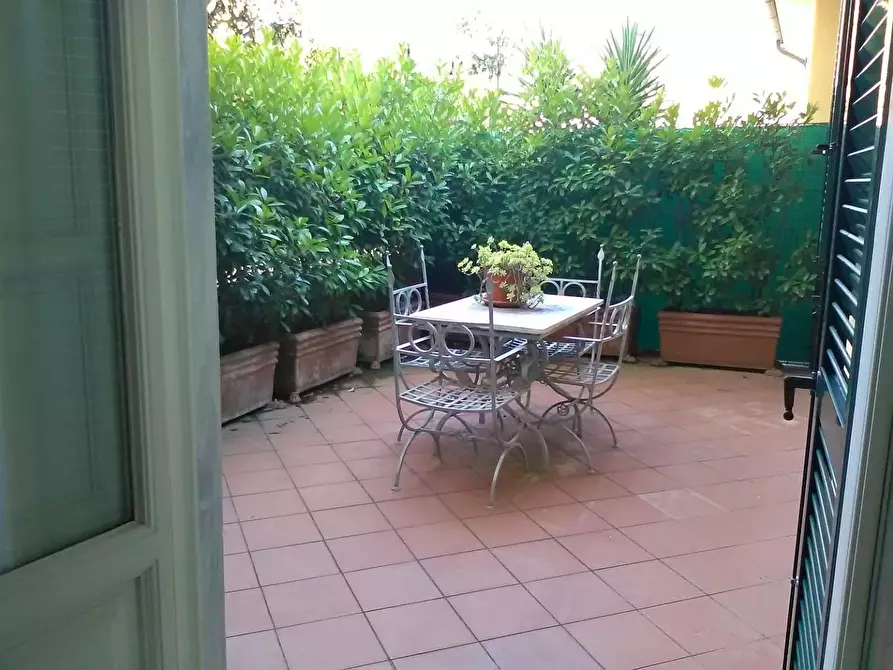 Immagine 10 di Ufficio in affitto  a Viareggio