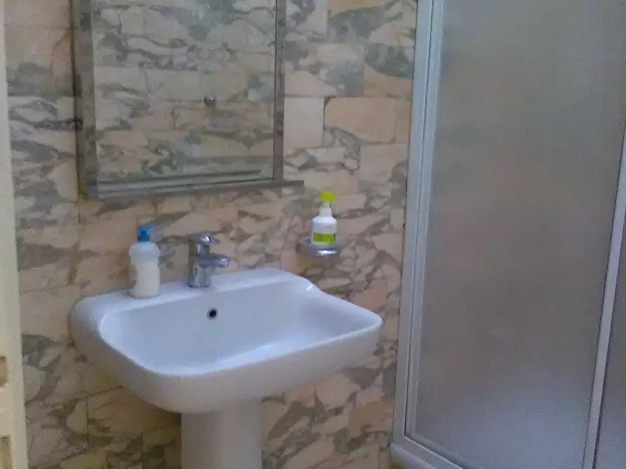 Immagine 21 di Ufficio in affitto  a Viareggio