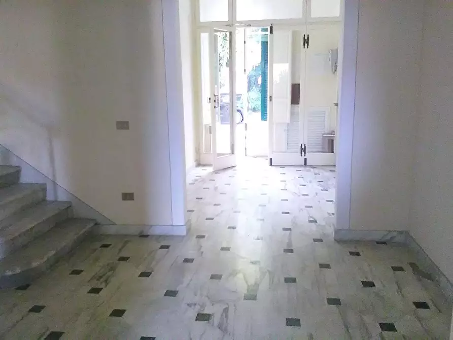 Immagine 5 di Ufficio in affitto  a Viareggio