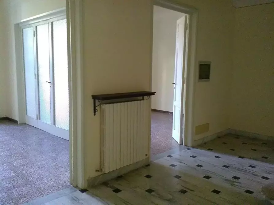 Immagine 7 di Ufficio in affitto  a Viareggio