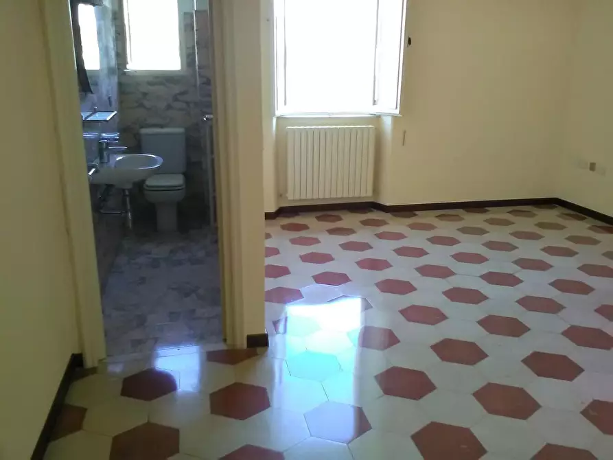 Immagine 37 di Ufficio in affitto  a Viareggio