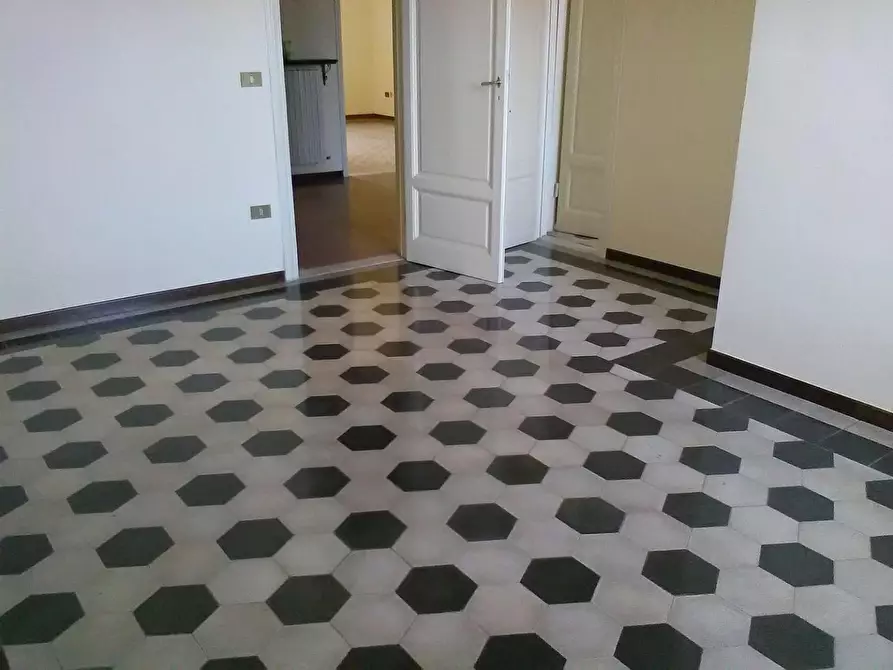 Immagine 28 di Ufficio in affitto  a Viareggio