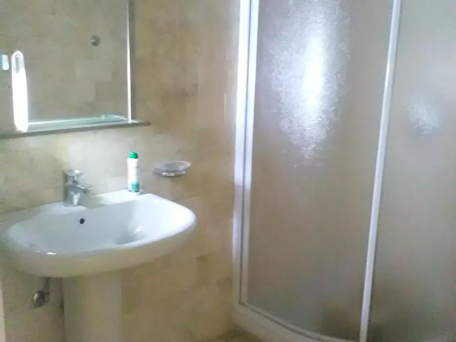 Immagine 29 di Ufficio in affitto  a Viareggio