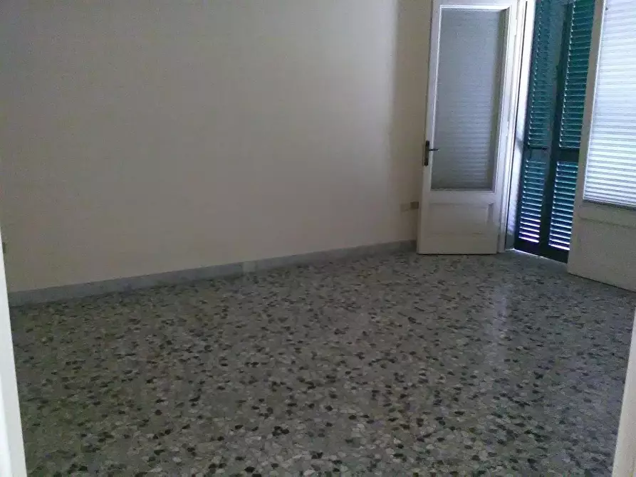 Immagine 4 di Ufficio in affitto  a Viareggio